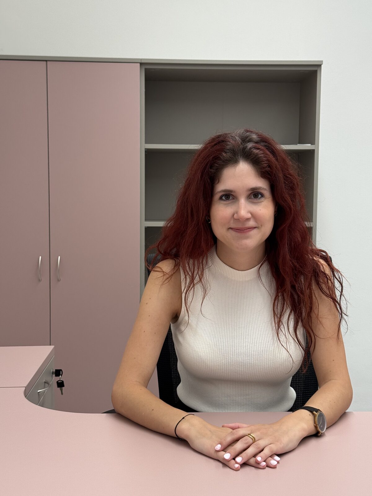 MUDr. Sára Wybitulová, dětská a dorostová psychiatrička, ve své ordinaci